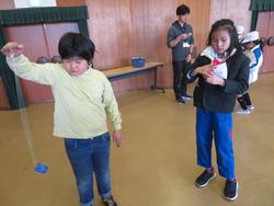 3年生むかし遊びの様子