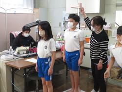 4年生発育測定の様子