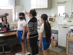 4年生発育測定の様子