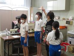 4年生発育測定の様子