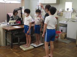 4年生発育測定の様子