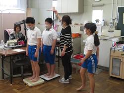 4年生発育測定の様子