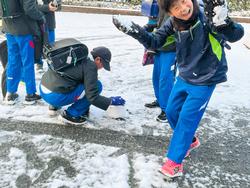 登校直後の雪遊び