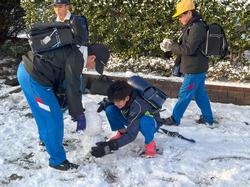 登校直後の雪遊び