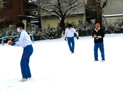 運動場で雪遊びをする三樹っ子たち
