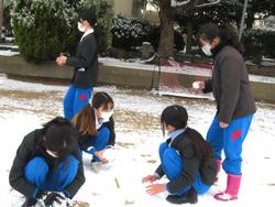運動場で雪遊びをする三樹っ子たち