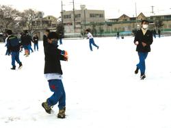 運動場で雪遊びをする三樹っ子たち