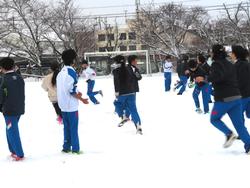 運動場で雪遊びをする三樹っ子たち