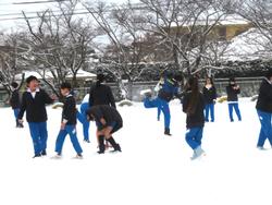運動場で雪遊びをする三樹っ子たち