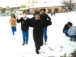 運動場で雪遊びをする三樹っ子たち