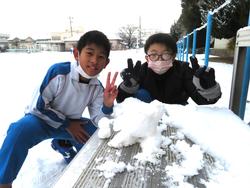 運動場で雪遊びをする三樹っ子たち