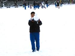 運動場で雪遊びをする三樹っ子たち