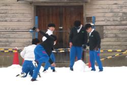 運動場で雪遊びをする三樹っ子たち
