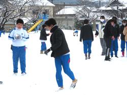 運動場で雪遊びをする三樹っ子たち