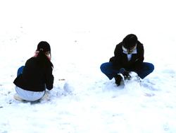 運動場で雪遊びをする三樹っ子たち