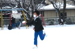 運動場で雪遊びをする三樹っ子たち