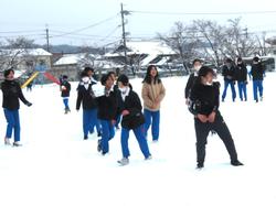 運動場で雪遊びをする三樹っ子たち