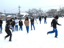 運動場で雪遊びをする三樹っ子たち