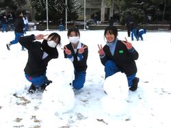 運動場で雪遊びをする三樹っ子たち