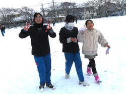 運動場で雪遊びをする三樹っ子たち