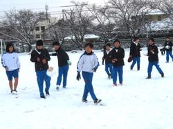 運動場で雪遊びをする三樹っ子たち