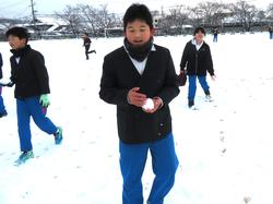 運動場で雪遊びをする三樹っ子たち