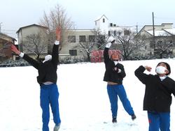 運動場で雪遊びをする三樹っ子たち