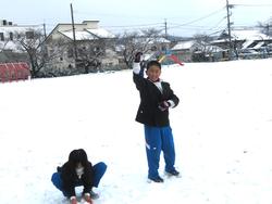 運動場で雪遊びをする三樹っ子たち