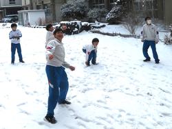 中庭で雪遊びをする三樹っ子たち