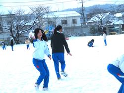 運動場で雪遊びをする三樹っ子たち