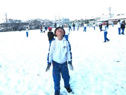 運動場で雪遊びをする三樹っ子たち