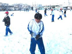 運動場で雪遊びをする三樹っ子たち