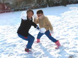 運動場で雪遊びをする三樹っ子たち