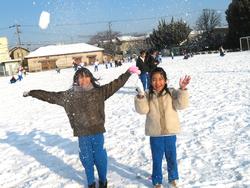 運動場で雪遊びをする三樹っ子たち