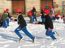 運動場で雪遊びをする三樹っ子たち