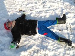 運動場で雪遊びをする三樹っ子たち