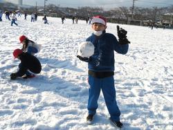 運動場で雪遊びをする三樹っ子たち