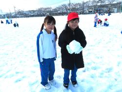 運動場で雪遊びをする三樹っ子たち