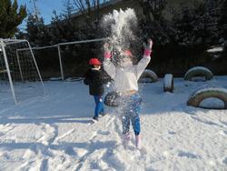 運動場で雪遊びをする三樹っ子たち