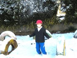 運動場で雪遊びをする三樹っ子たち