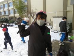 運動場で雪遊びをする三樹っ子たち