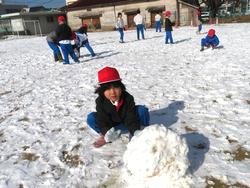 運動場で雪遊びを楽しむ三樹っ子たち