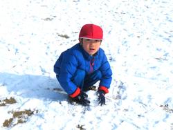 運動場で雪遊びを楽しむ三樹っ子たち