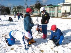 運動場で雪遊びを楽しむ三樹っ子たち