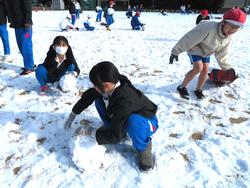 運動場で雪遊びを楽しむ三樹っ子たち