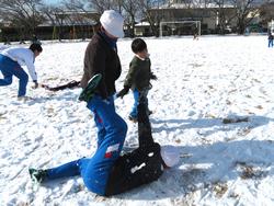 運動場で雪遊びを楽しむ三樹っ子たち