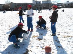 運動場で雪遊びを楽しむ三樹っ子たち