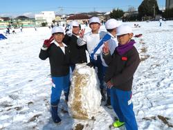 運動場で雪遊びを楽しむ三樹っ子たち