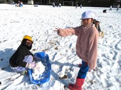 運動場で雪遊びを楽しむ三樹っ子たち