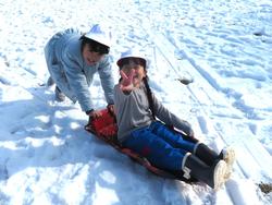 運動場で雪遊びを楽しむ三樹っ子たち